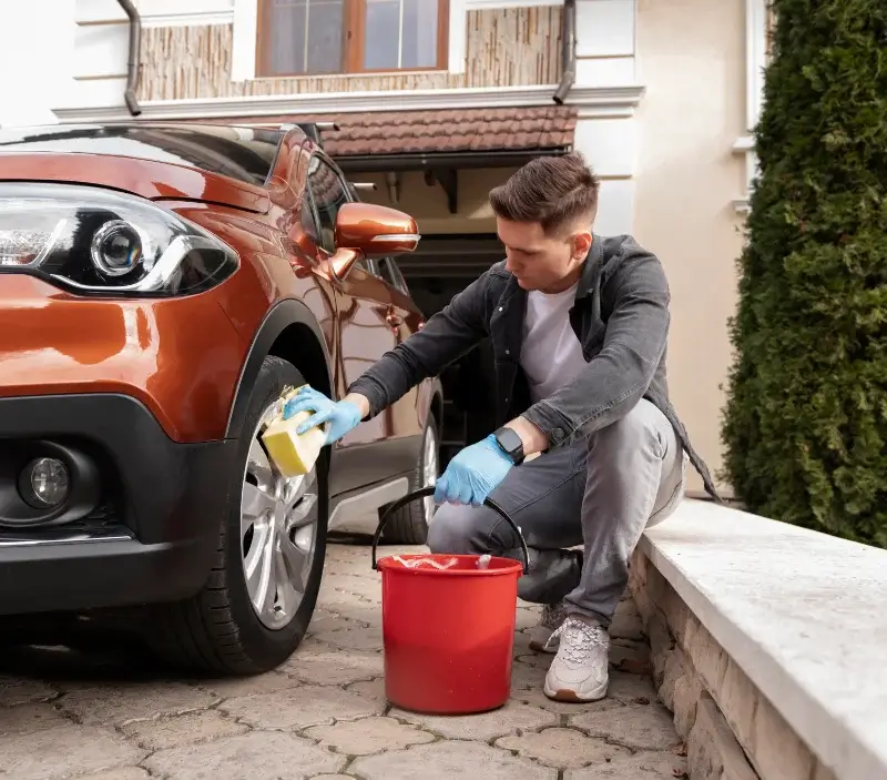 Lavage auto à domicile Le Givre : professionnel intervenant sur un véhicule
